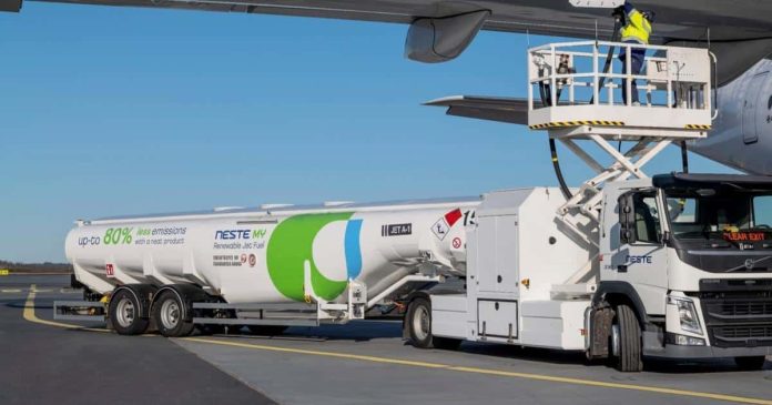 neste_sustainable_aviation_fuel_-_tunker_truck_at_airport_1