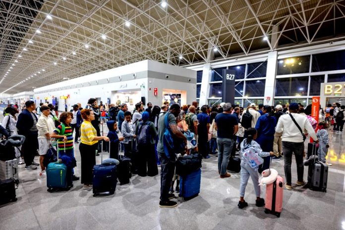 passengers-waiting-to-chek-in